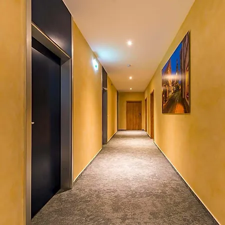 מלון Hotel Central 4*